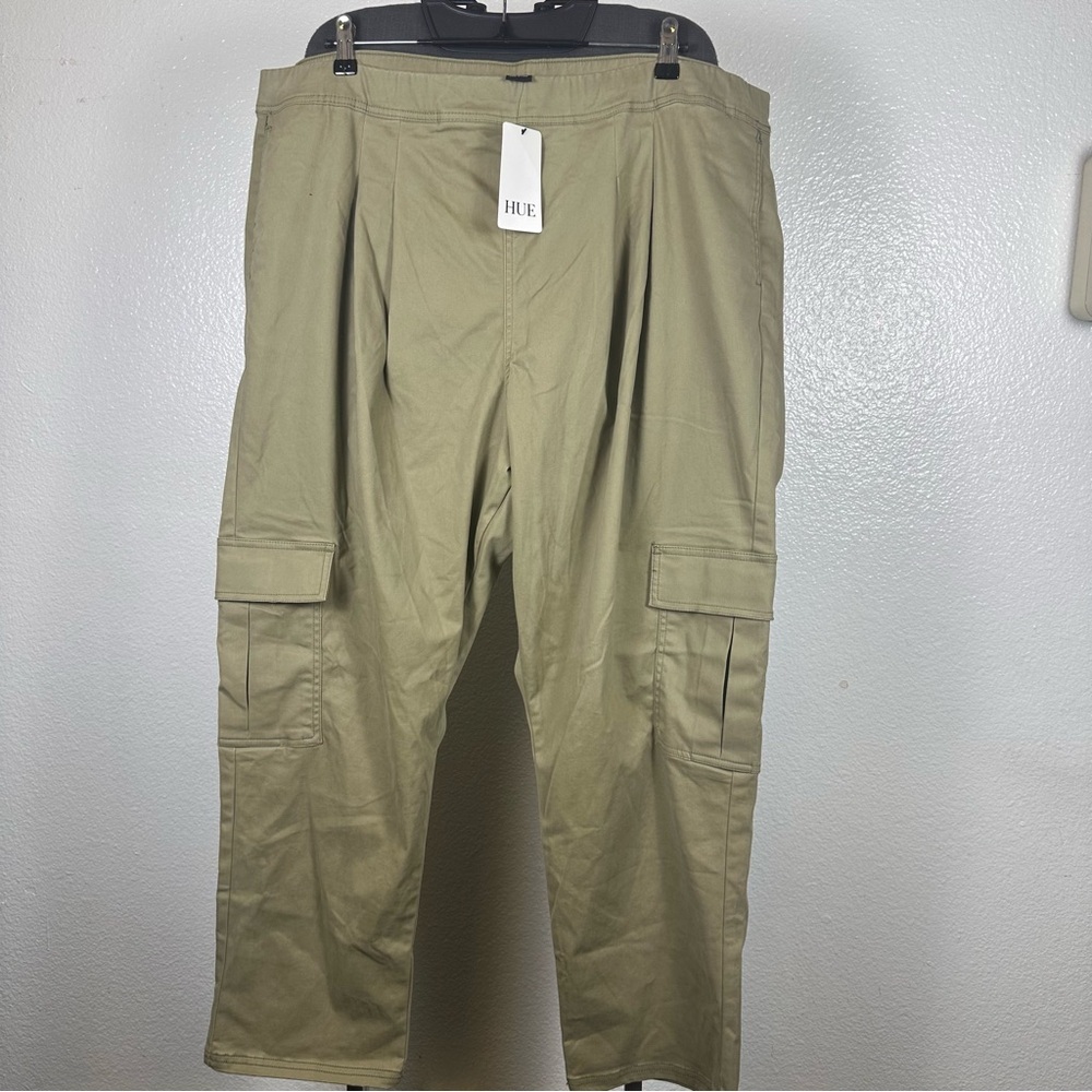 HUE Women's Tan Cargo Pants‎